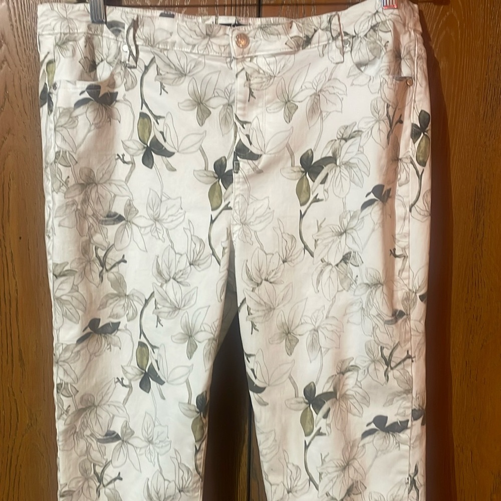 Buffalo -David Britton - Havana 16/36 - High Rise - Floral